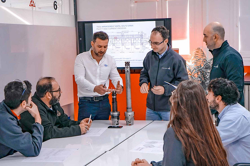 The picture shows employees of MAPAL and DEUTZ in a meeting.