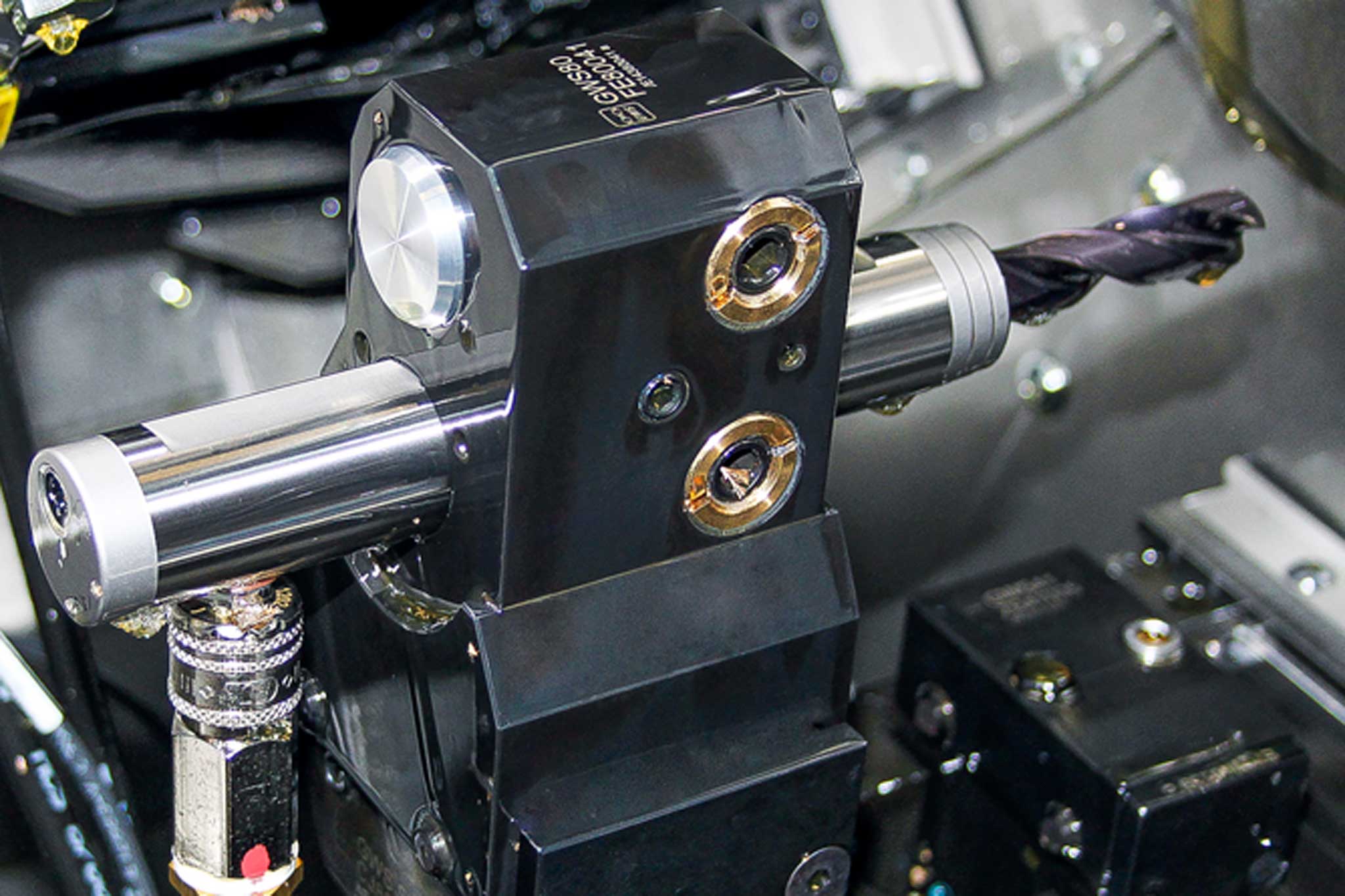 Das Bild zeigt das Sonder-Hydrodehnspannfutter von MAPAL auf der Maschine von TORNOS.