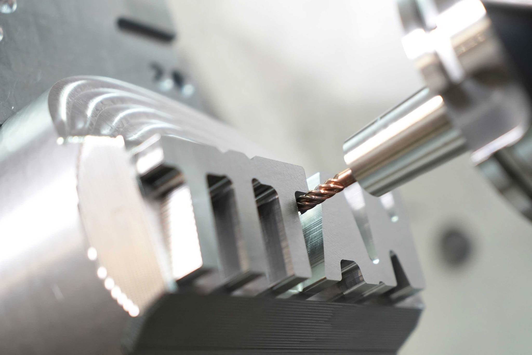 Der OptiMill-Tro-Titan von MAPAL beim Bearbeiten des Schriftzuges „Titan“.