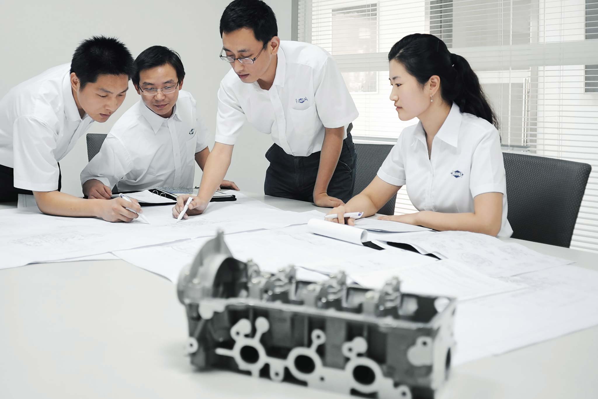 The MAPAL specialists analyze a component in detail.