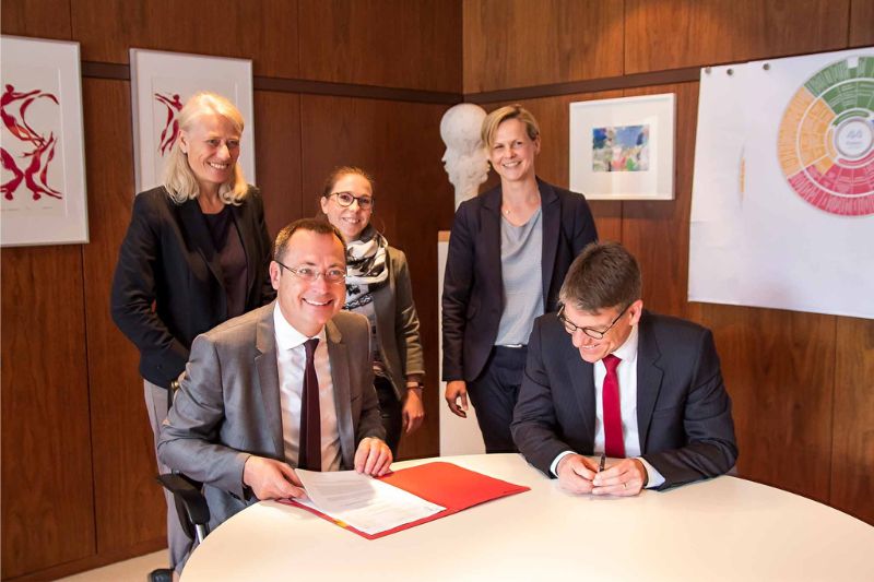 The agreement is signed with Katja Stark, Thilo Rentschler, Ramona Sorg, Claudia Wettemann, Dr Jochen Kress.