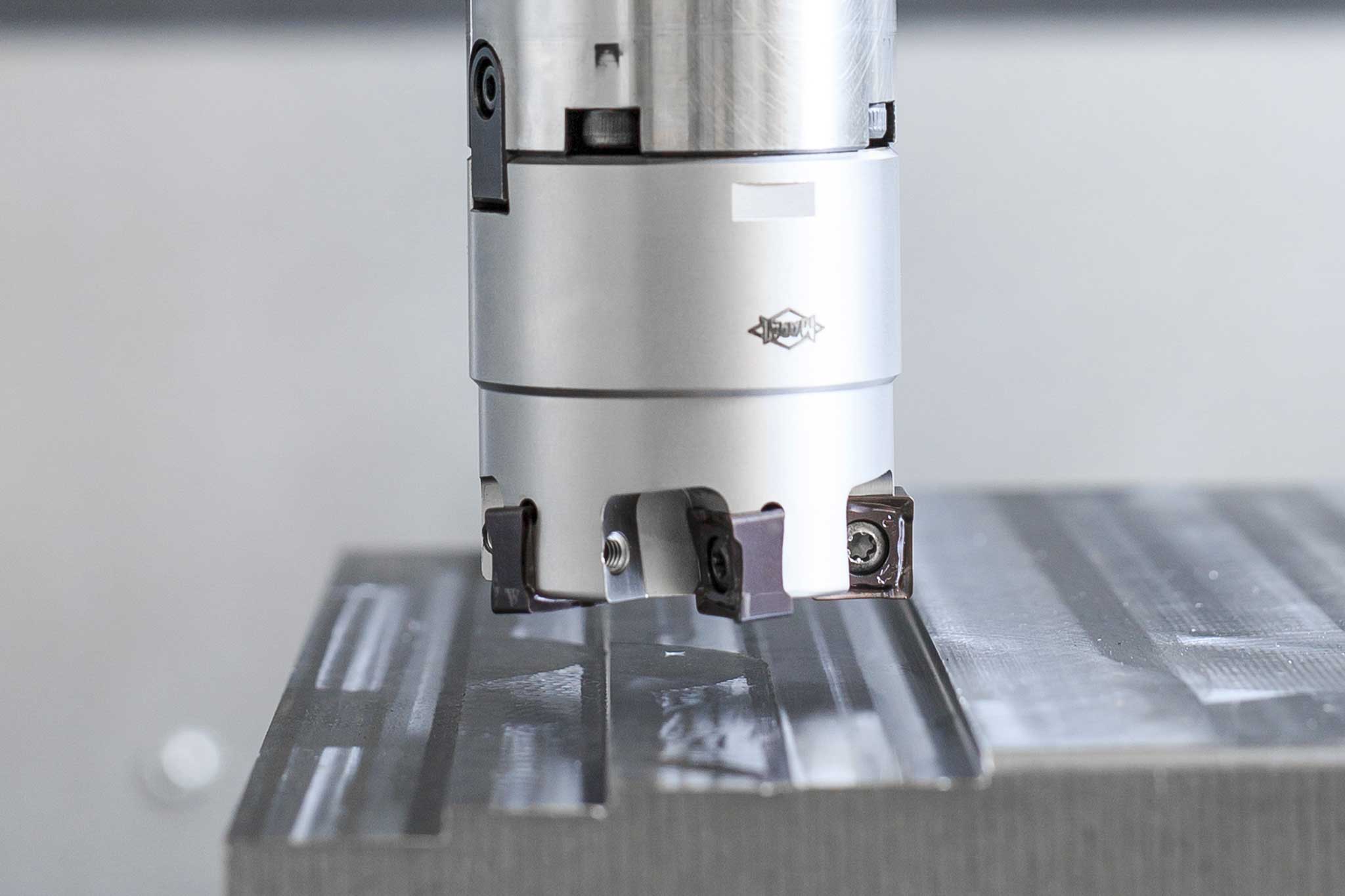 The picture shows the surfaces achieved in a milling operation with the plug-on milling cutter arbor with vibration damping from MAPAL.
