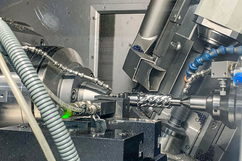 Das Bild zeigt einen Blick in die spanende Bearbeitung in einer Maschine bei thyssenkrupp Presta Schönebeck GmbH.