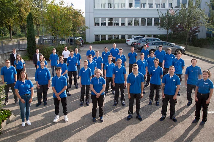 The image shows the new trainees of 2020 at the MAPAL site in Aalen together with Dr Jochen Kress, President of the MAPAL Group, Uwe Heßler, Head of Training, and Frank Khöber, Chairman of the Works Council.