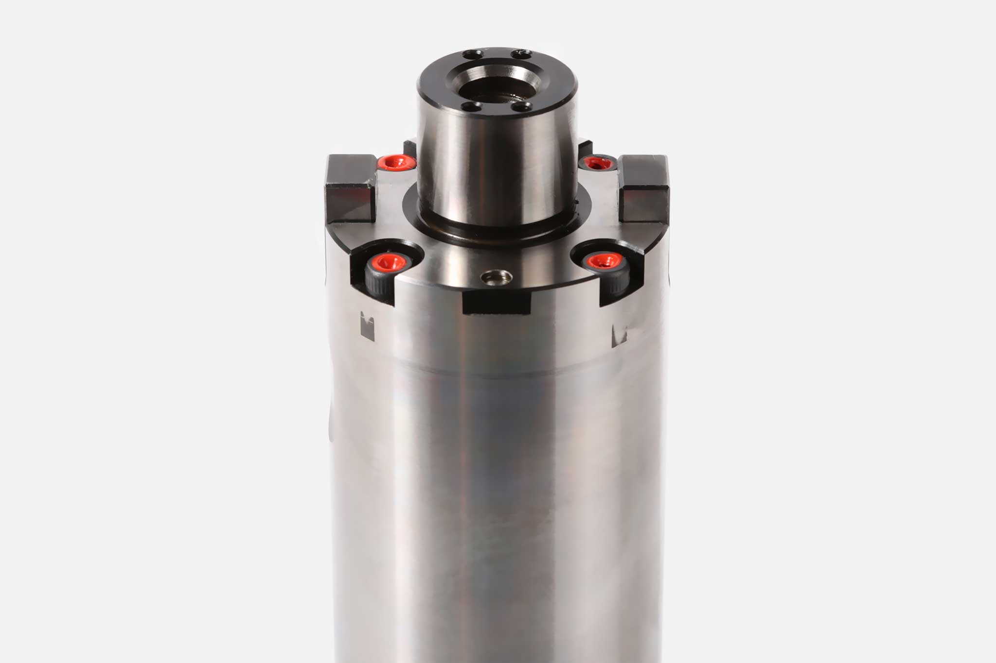 The picture shows the internal coolant supply of the plug-on milling cutter arbor with vibration damping from MAPAL.