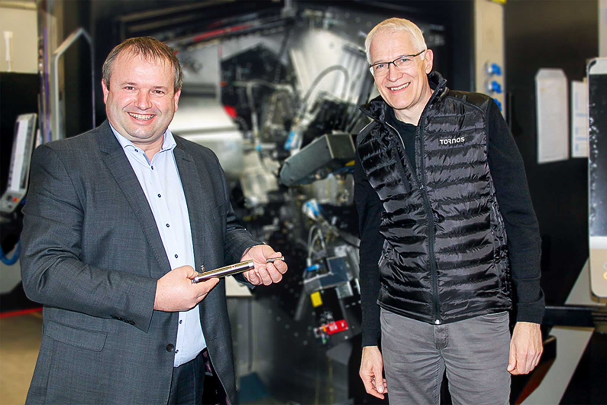 Andreas Mollet, MAPAL Gebietsverkaufsleiter Schweiz, und Michel Rion, Process Engineer TORNOS SA, vor der Maschine.