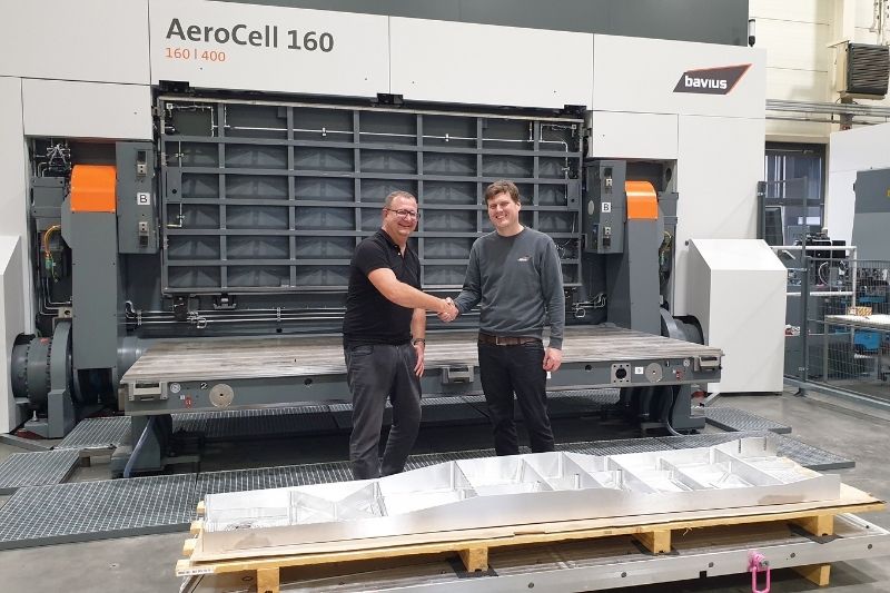 The picture shows the two engineers – Alexander Follenweider from MAPAL and Stefan Diem from bavius.