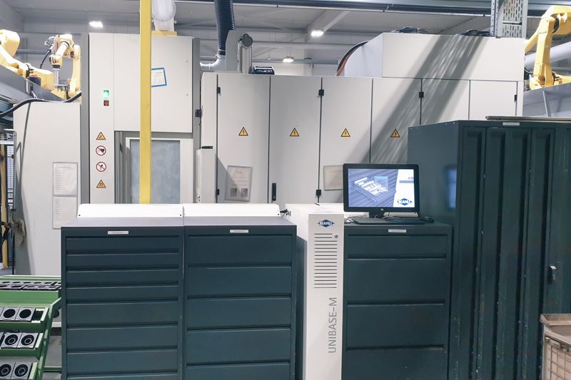 Um sistema de distribuição UNIBASE da MAPAL com armários horizontais e verticais.