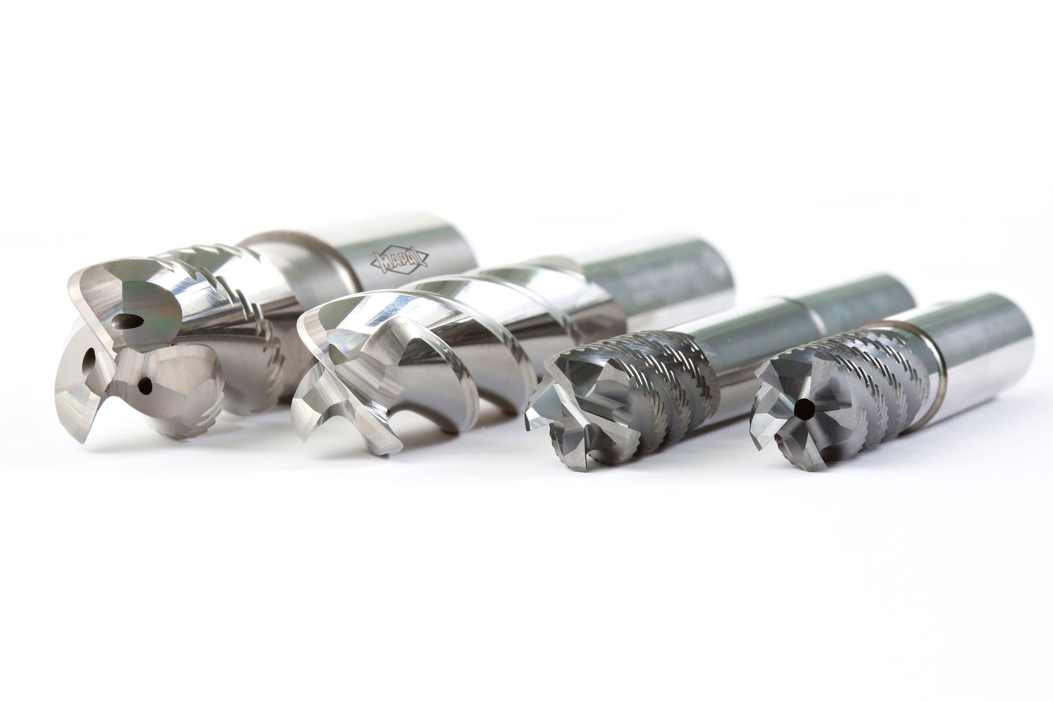 Die vier neuen Fräser aus Vollhartmetall zum Hochleistungsfräsen von Stahl und Aluminium liegen nebeneinander. 