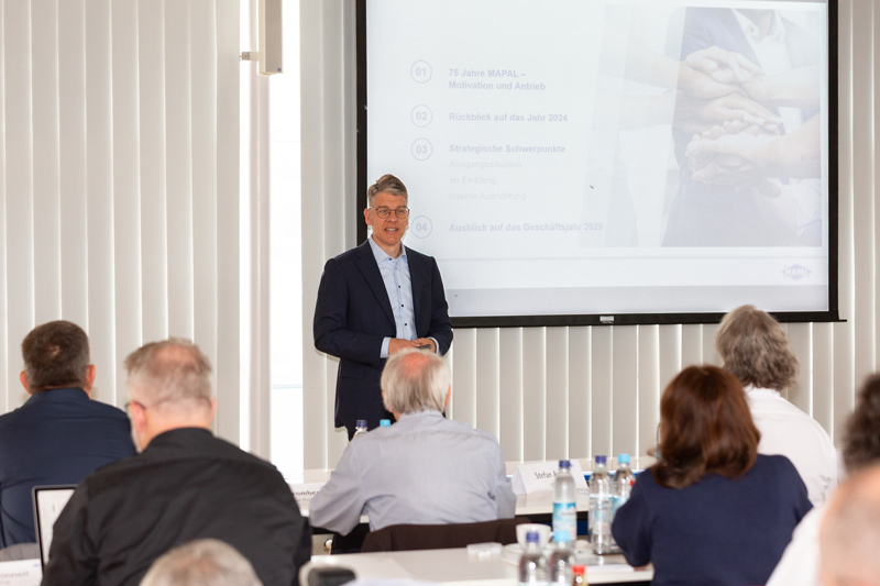 The picture shows Dr. Jochen Kress at the presentation of the annual report 2024.