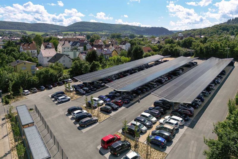 Ein Luftbild der neuen Carport-Photovoltaikanlage von MAPAL in Aalen.