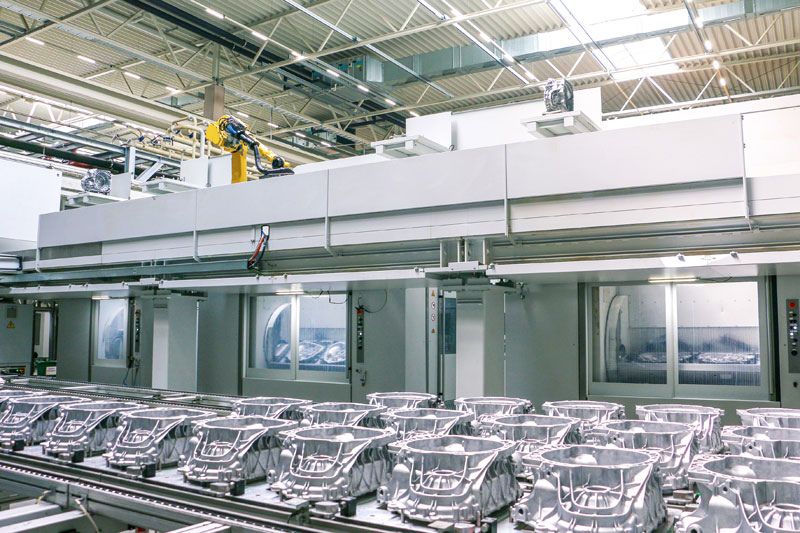 Un regard sur les cellules de production chez Schlote Harzgerode montre divers carters d’embrayage devant les machines.