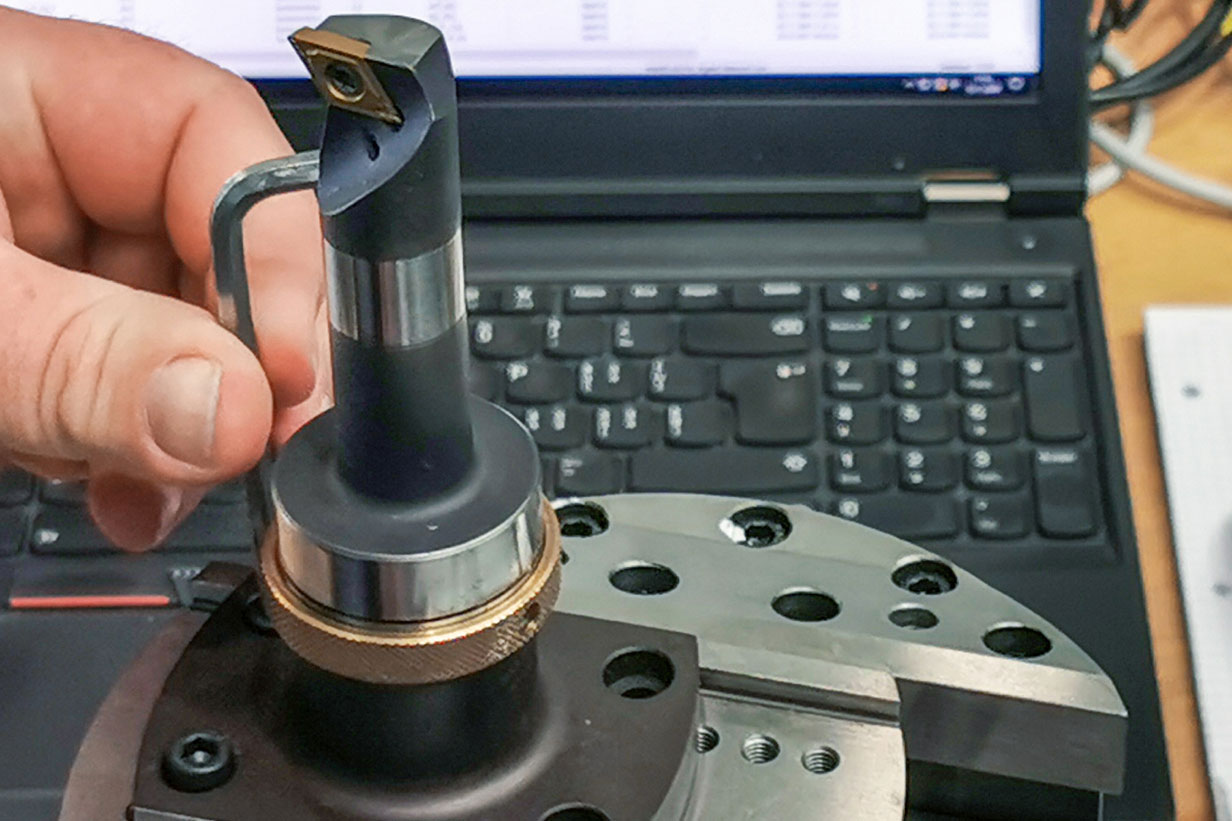 The picture shows how a turning tool is mounted on the slide of the actuating tool.