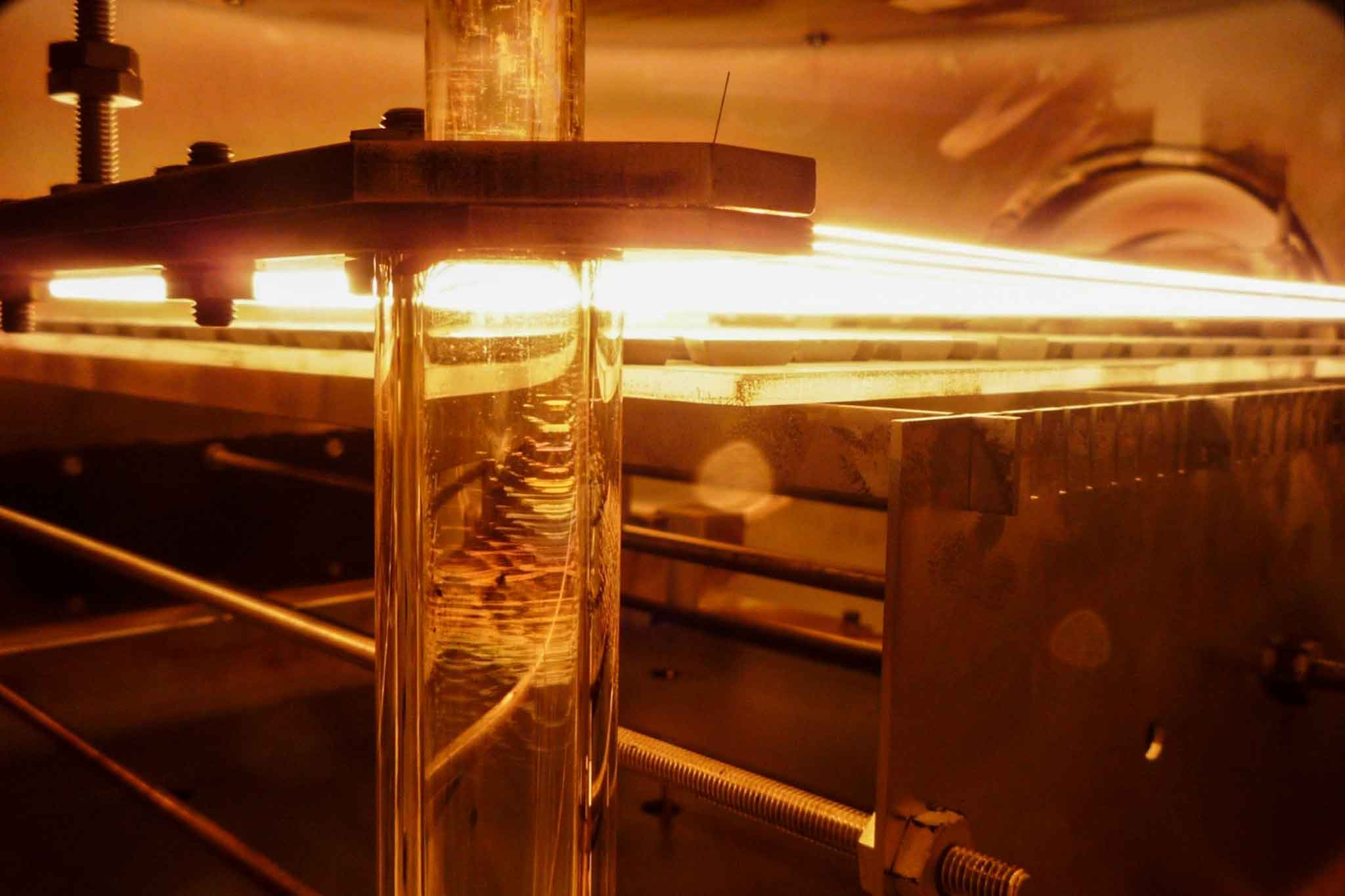 Innenansicht eines Reaktors während des HF-CVD Beschichtungsprozesses. 