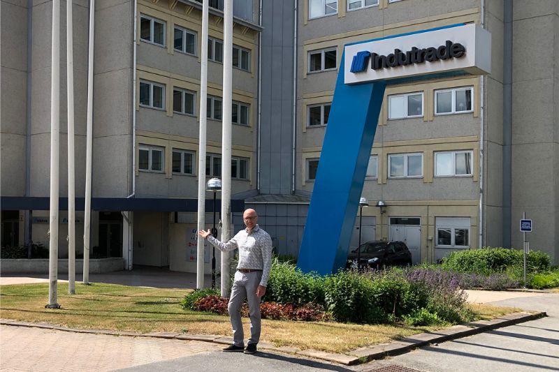 Managing Director Conny Erixon in front of the building in Kista where the offices of Colly are located.