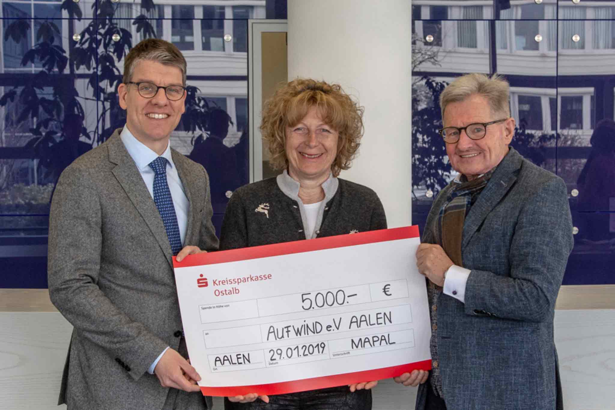 From left at the handover of the 5,000 euro cheque: Dr Jochen Kress, Maria Theiss and Wilhelm Schiele. 