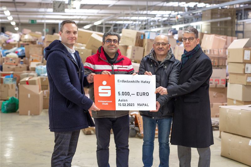 Dr. Kress and two employees of MAPAL hand over a symbolic cheque to Aalen’s Lord Mayor Brütting.