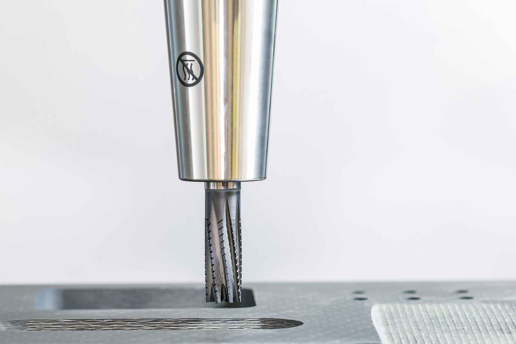 The OptiMill-Composite-Speed-Plus solid carbide milling cutter can be seen during the machining of a CFRP material.