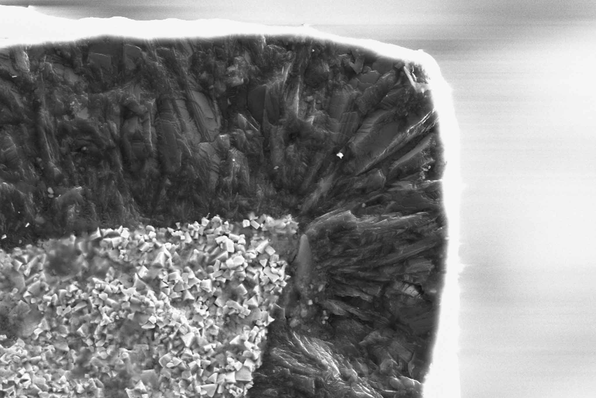 SEM image of the break edge of a diamond-coated solid carbide tool. Enlarged: 3,000x.