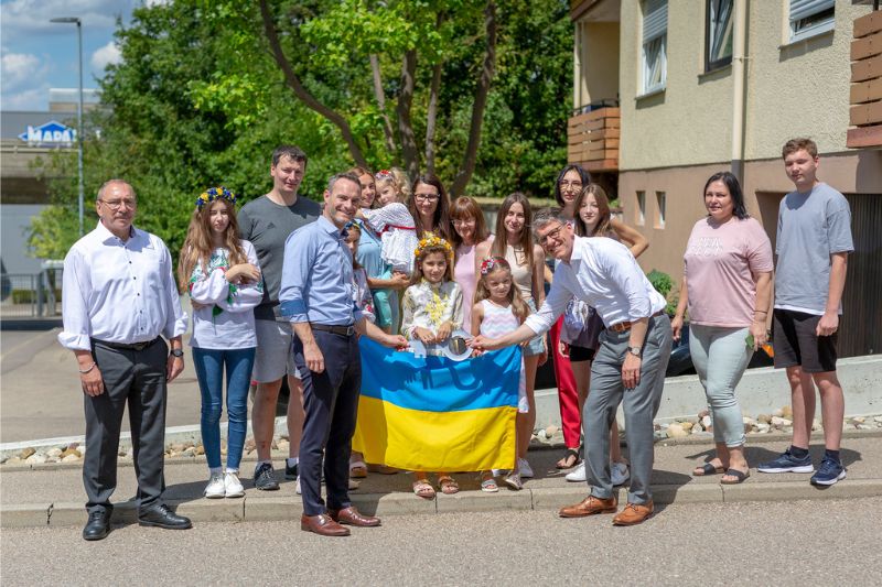 Families from Ukraine, MAPAL President Dr. Jochen Kress and the Mayor of Aalen, Frederick Bruetting.