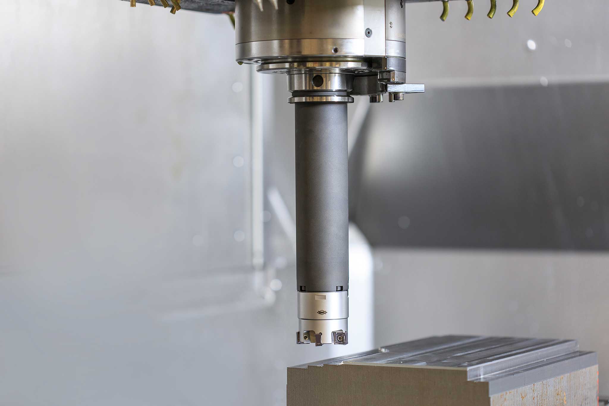 The picture shows the plug-on milling cutter arbor with vibration damper from MAPAL in the machine with mounted milling cutter.